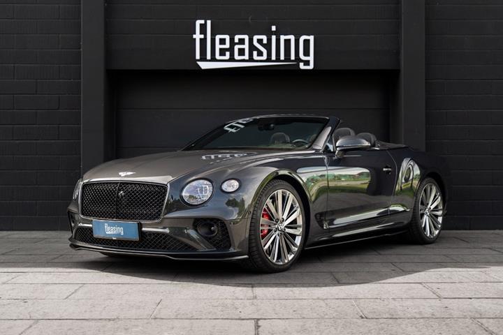 Grå Bentley Continental GT fra 2021 set udefra
