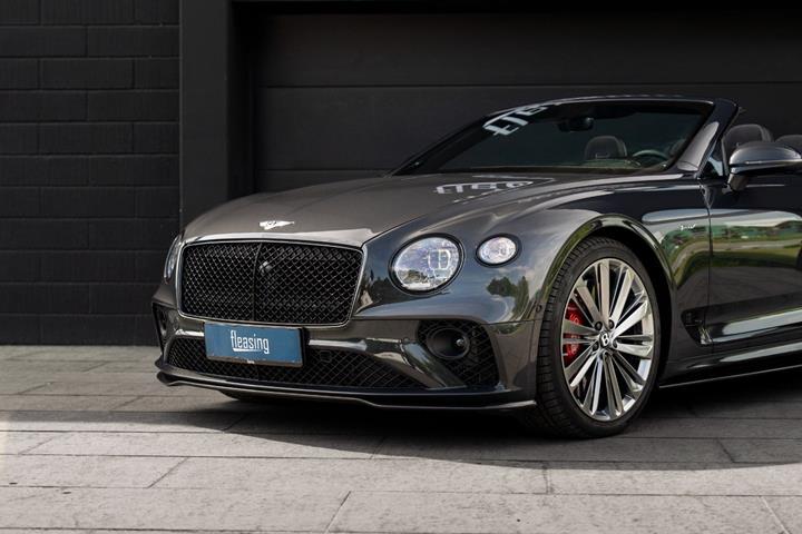 Grå Bentley Continental GT fra 2021 set udefra