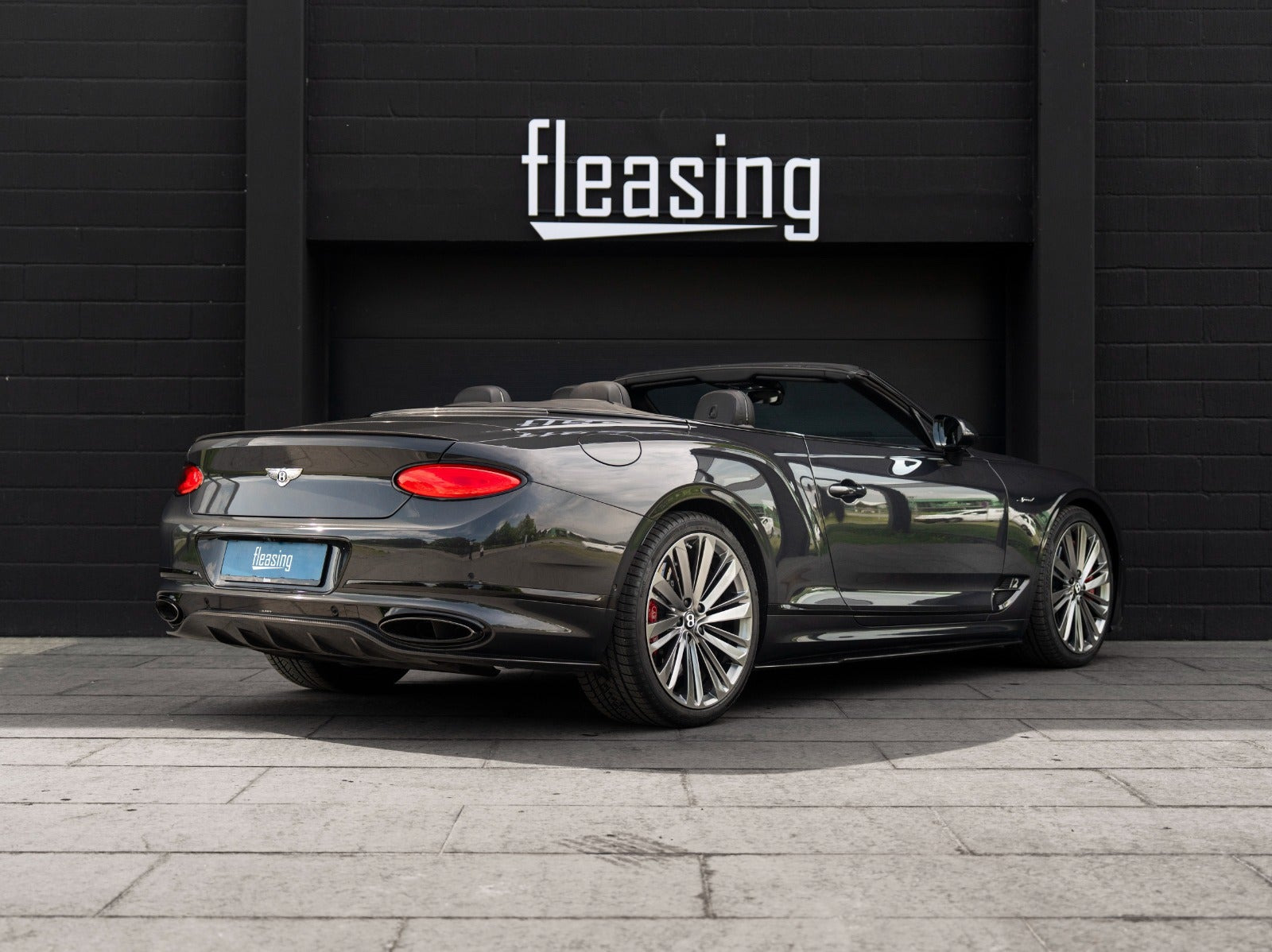 Grå Bentley Continental GT fra 2021 set udefra