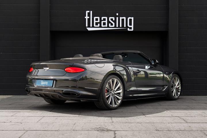 Grå Bentley Continental GT fra 2021 set udefra
