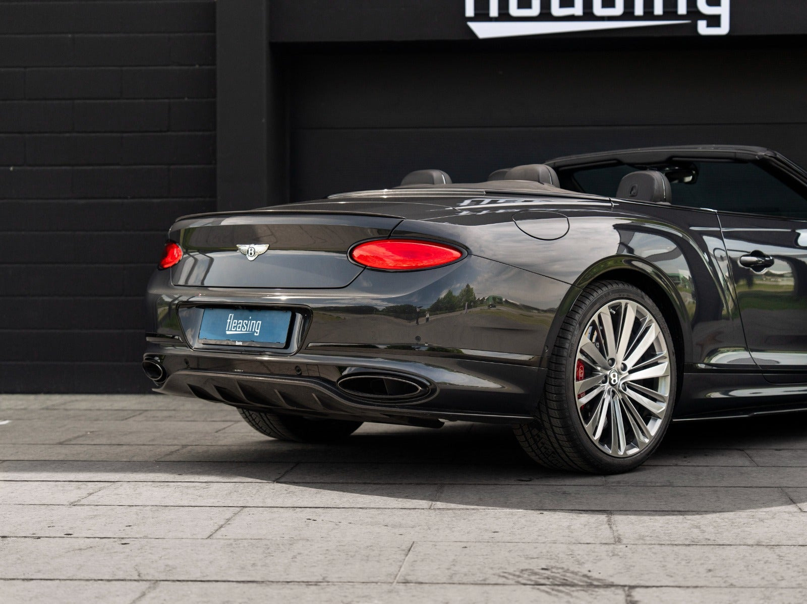 Grå Bentley Continental GT fra 2021 set udefra