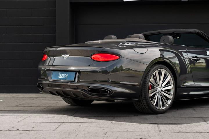 Grå Bentley Continental GT fra 2021 set udefra