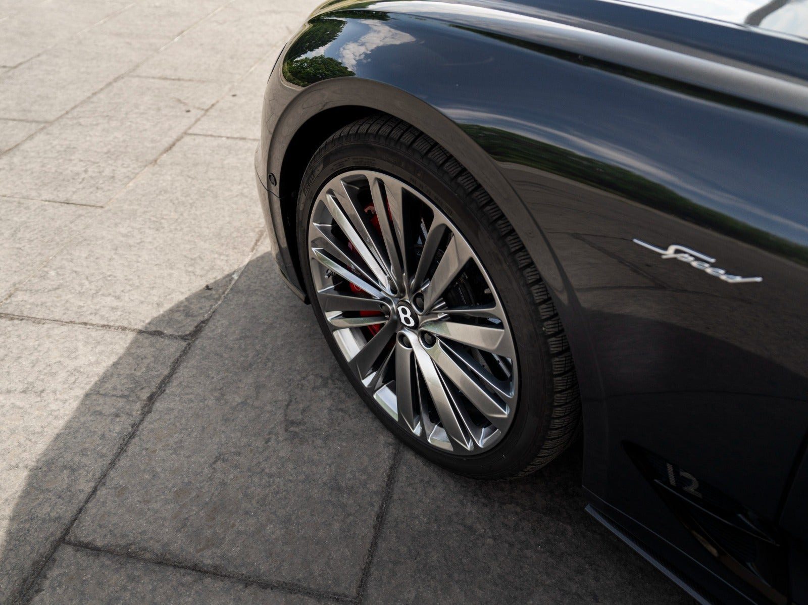 Grå Bentley Continental GT fra 2021 set udefra