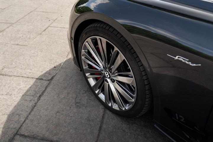 Grå Bentley Continental GT fra 2021 set udefra