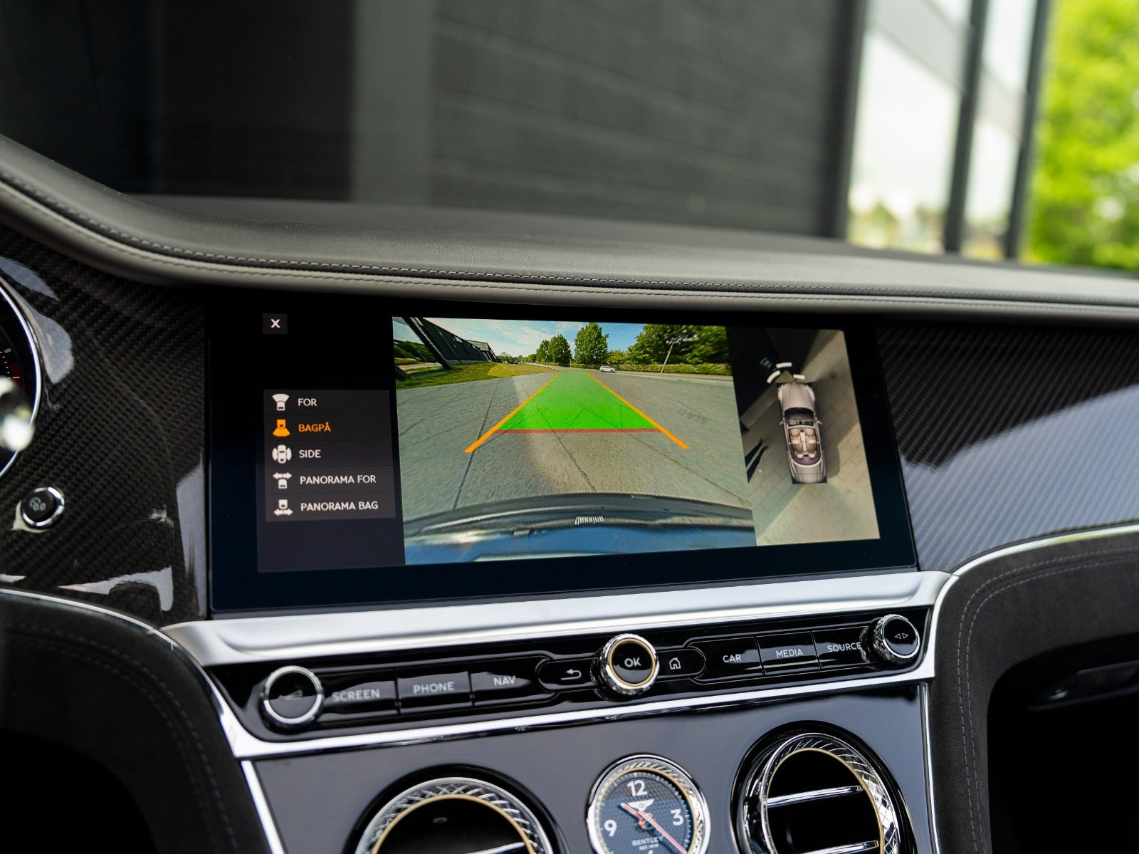 Grå Bentley Continental GT fra 2021