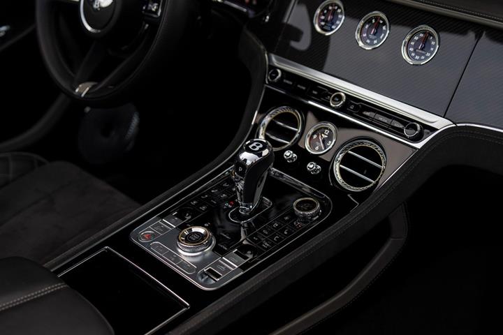 Grå Bentley Continental GT fra 2021