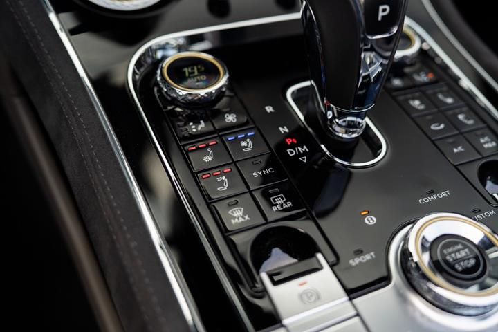 Grå Bentley Continental GT fra 2021
