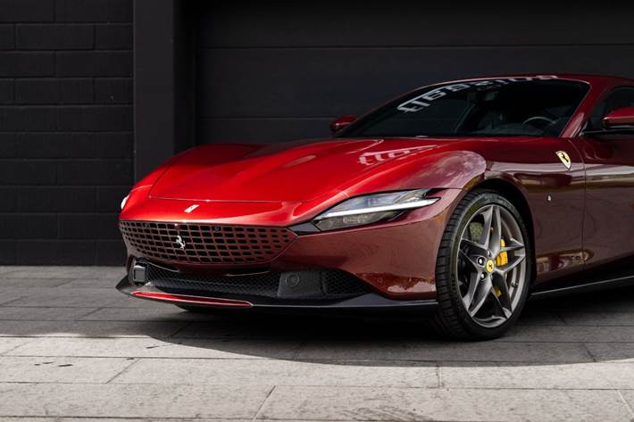 Rød Ferrari Roma fra 2020