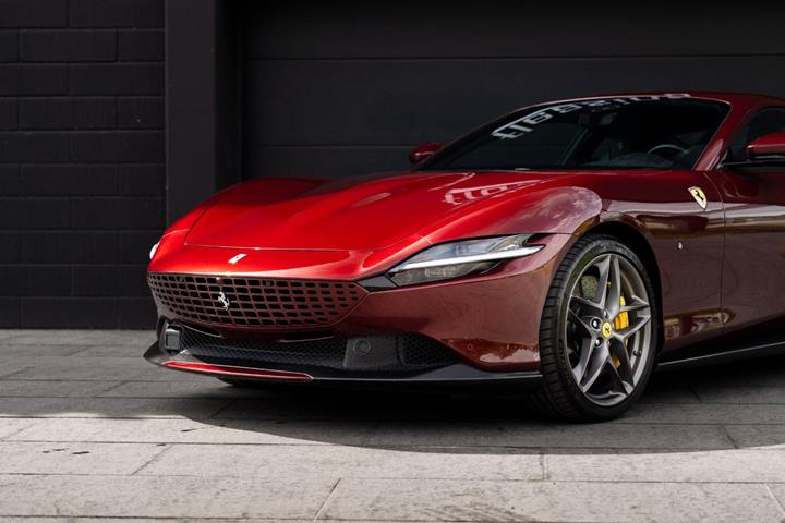 Rød Ferrari Roma fra 2020 set udefra