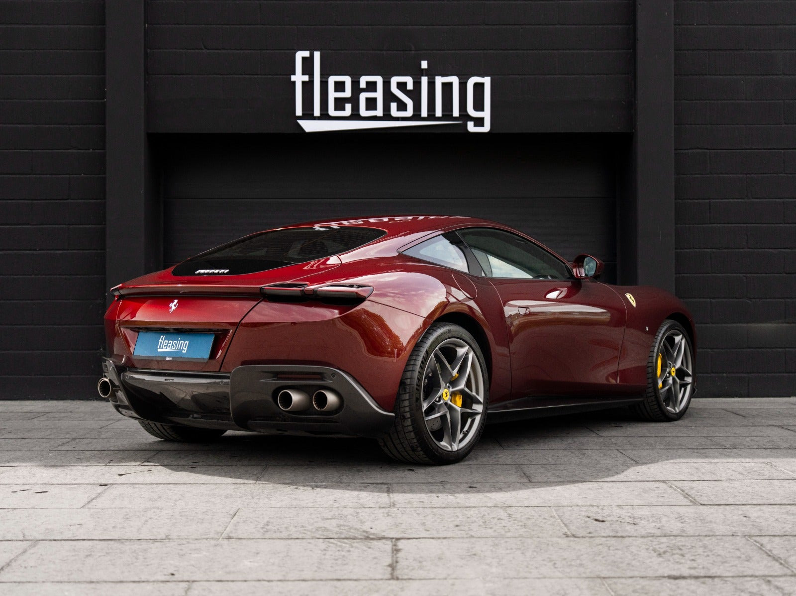 Rød Ferrari Roma fra 2020 set udefra