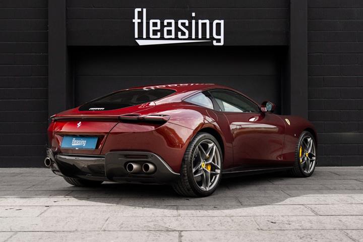 Rød Ferrari Roma fra 2020 set udefra