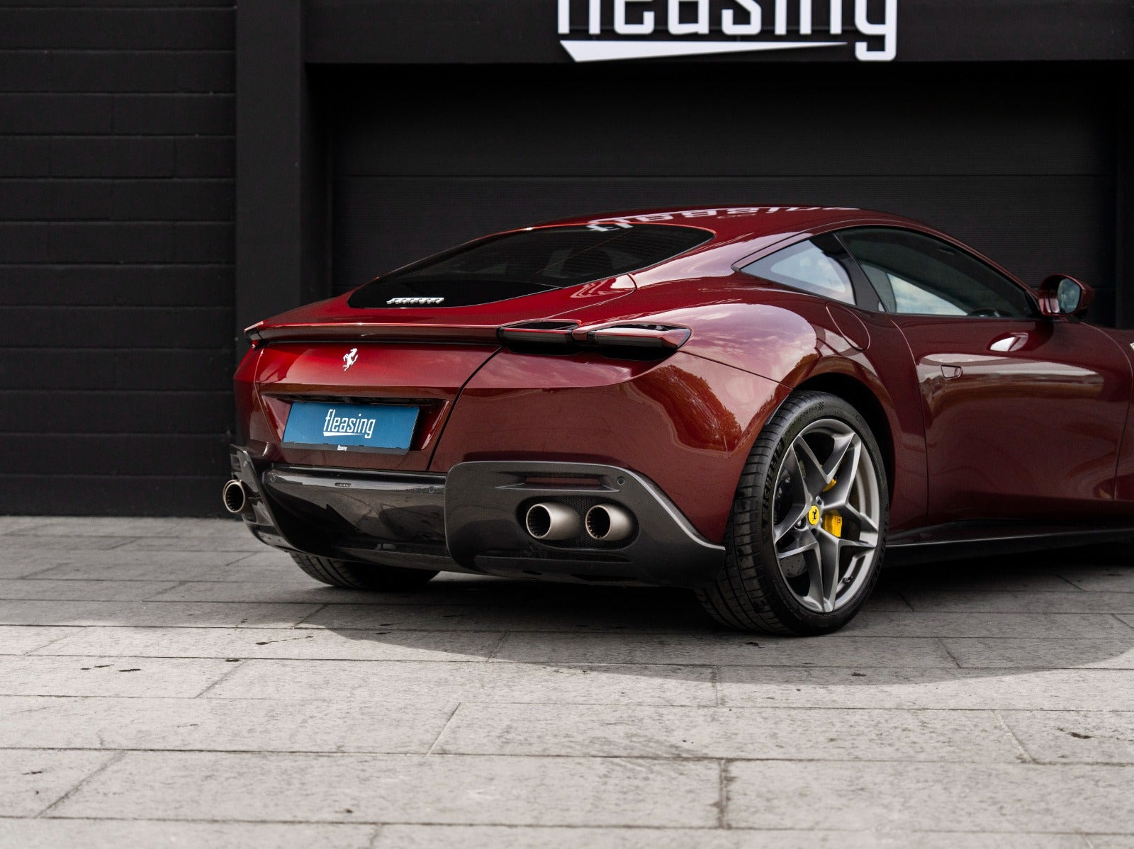 Rød Ferrari Roma fra 2020 set udefra