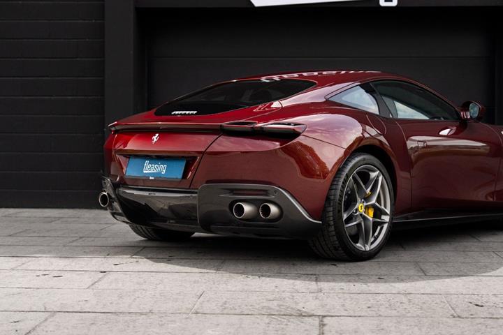 Rød Ferrari Roma fra 2020 set udefra
