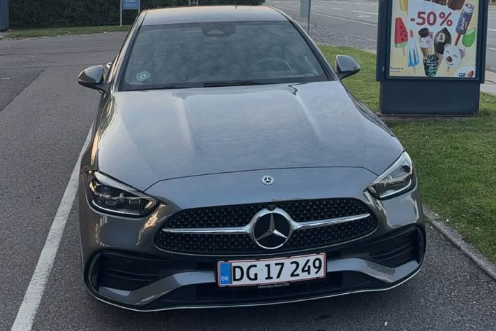 Grå Mercedes C300 d fra 2022