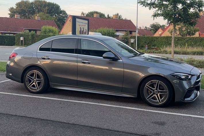 Grå Mercedes C300 d fra 2022