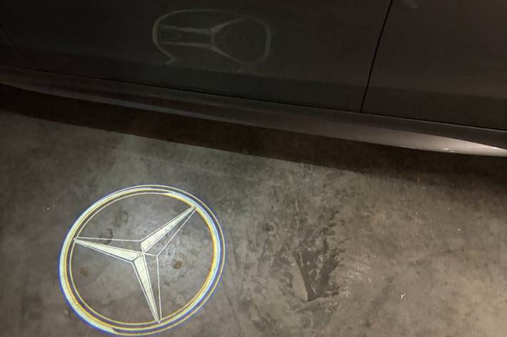 Grå Mercedes C300 d fra 2022