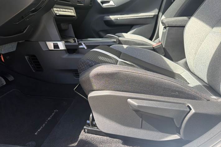 Sølv Opel Frontera fra 2025