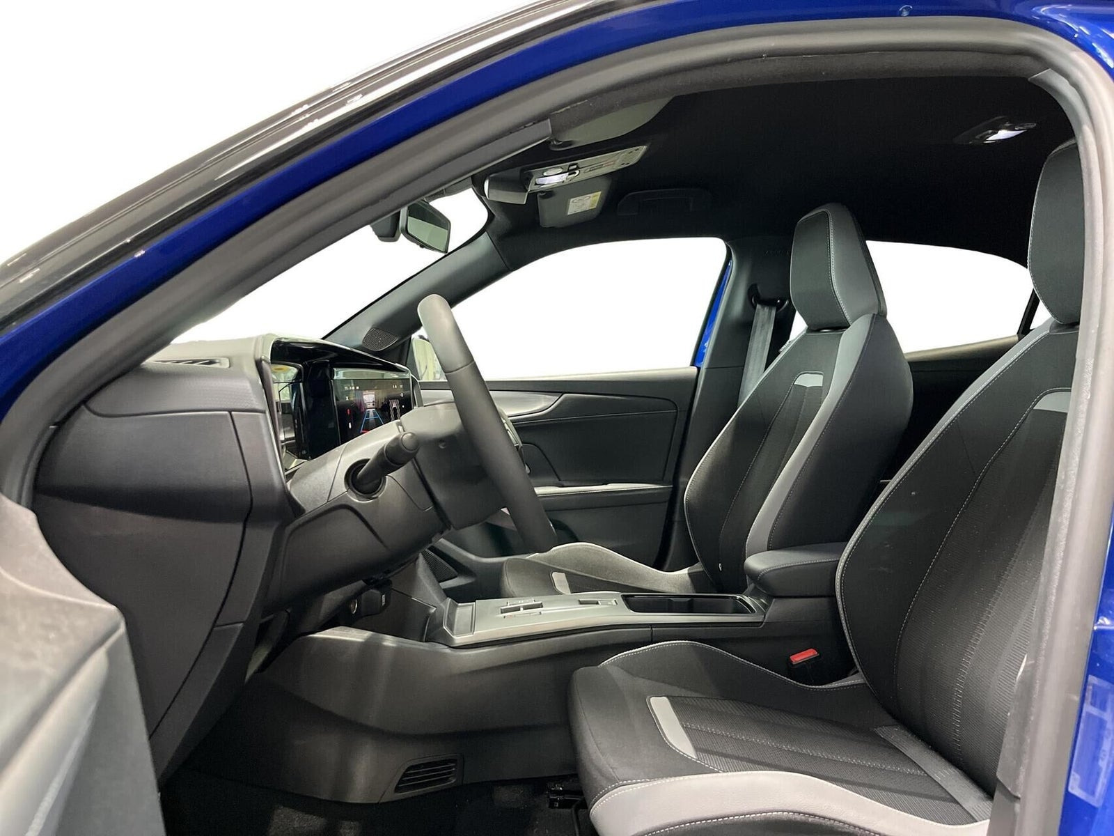Blå Opel Mokka-e fra 2025