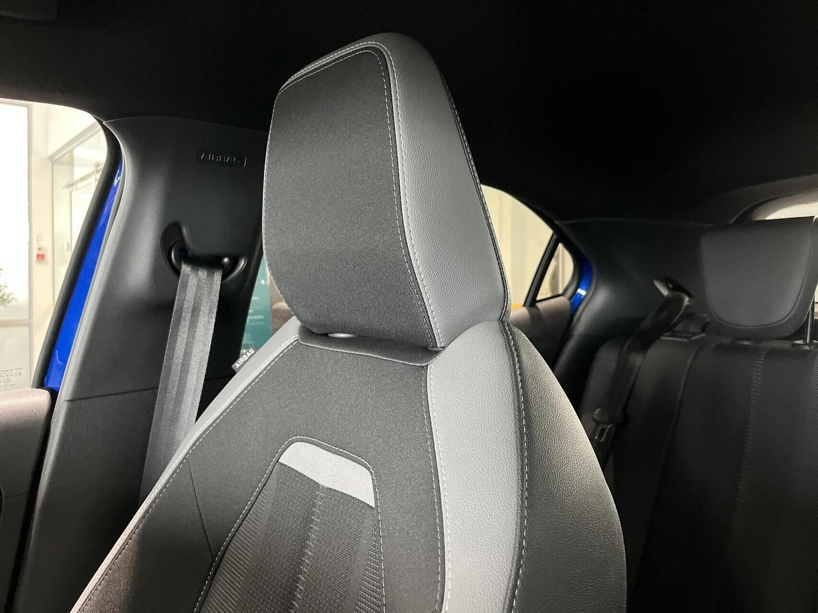 Blå Opel Mokka-e fra 2025