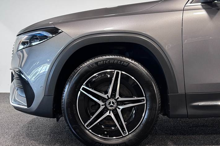 Grå Mercedes EQB250+ fra 2025