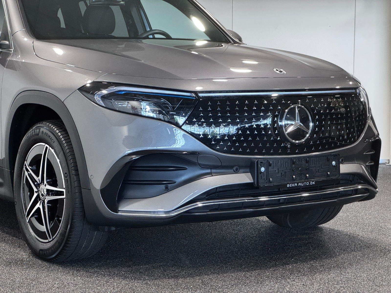Grå Mercedes EQB250+ fra 2025