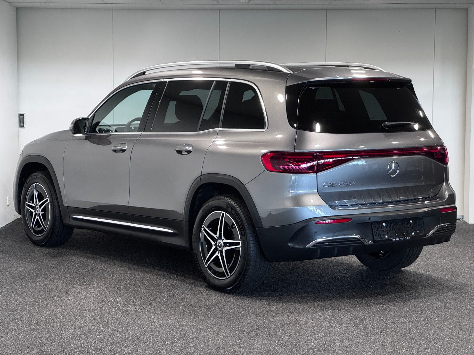 Grå Mercedes EQB250+ fra 2025