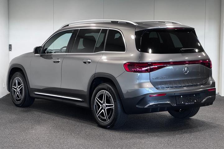 Grå Mercedes EQB250+ fra 2025