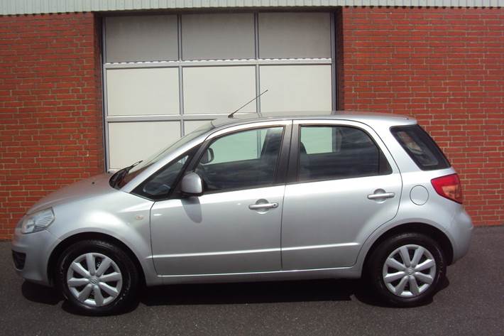 Sølv Suzuki SX4 fra 2013