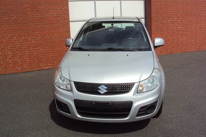 Sølv Suzuki SX4 fra 2013