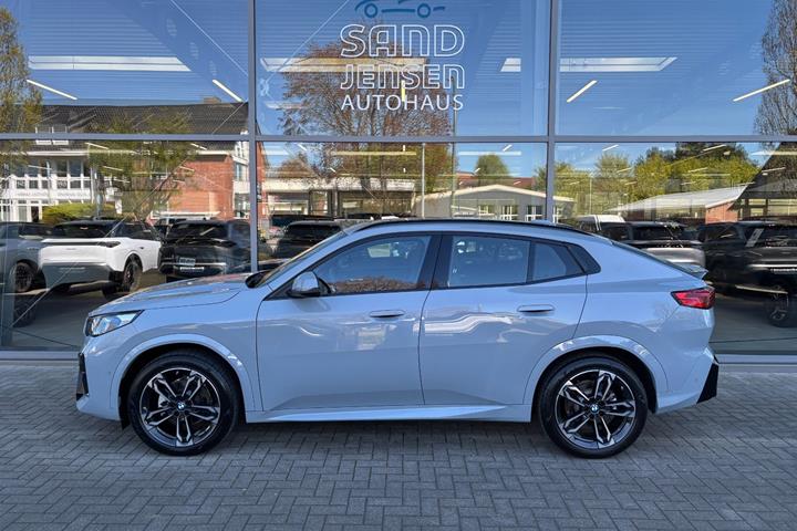 Grå BMW iX2 fra 2026