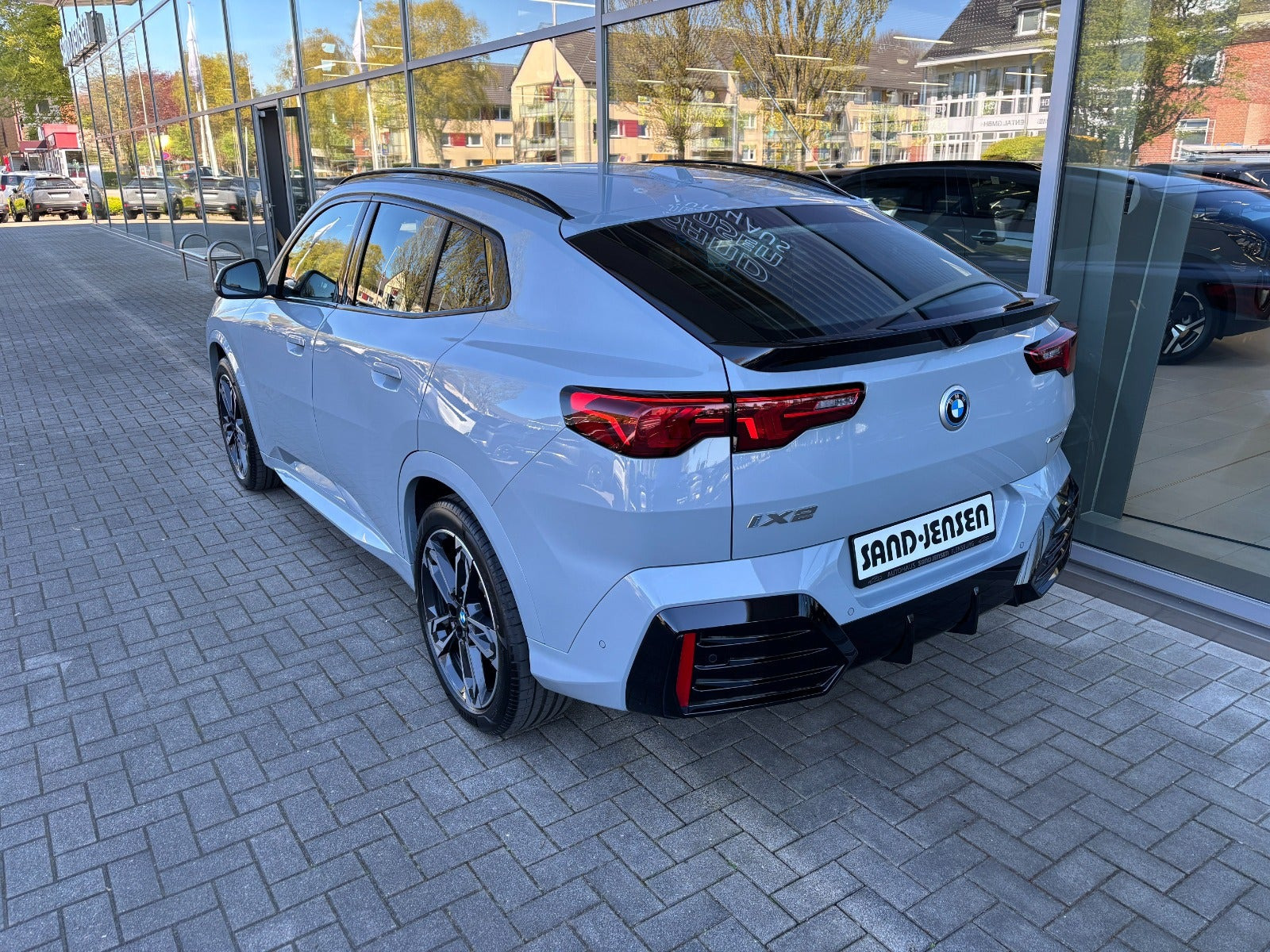 Grå BMW iX2 fra 2026