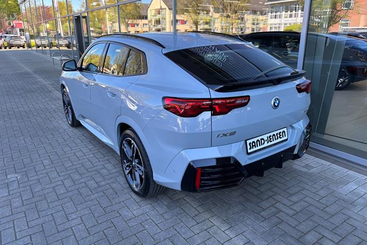 Grå BMW iX2 fra 2026