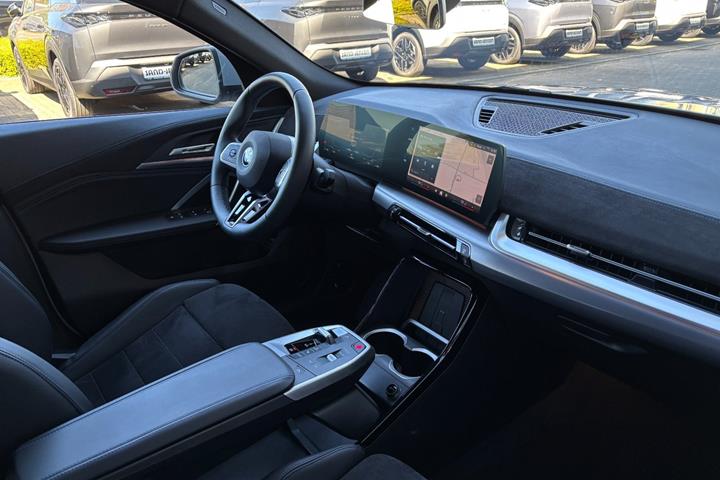 Grå BMW iX2 fra 2026