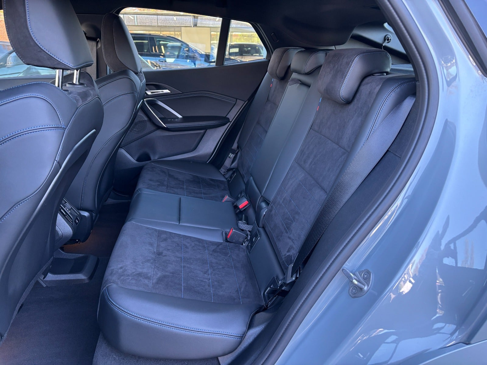 Grå BMW iX2 fra 2026