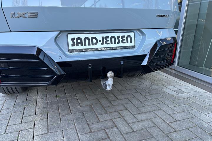 Grå BMW iX2 fra 2026