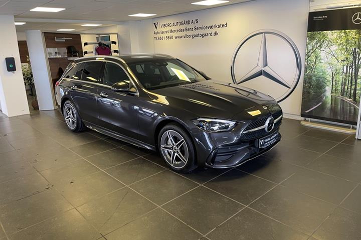 Grå Mercedes C300 e fra 2022 set udefra