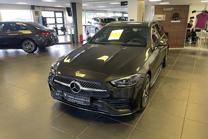 Grå Mercedes C300 e fra 2022 set udefra
