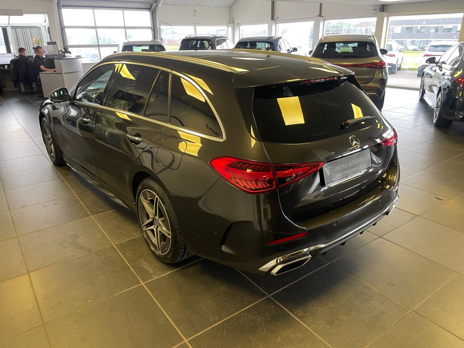 Grå Mercedes C300 e fra 2022