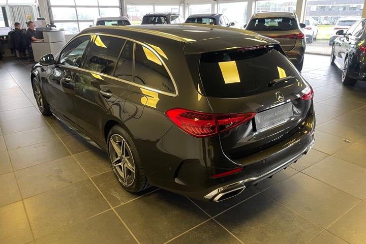 Grå Mercedes C300 e fra 2022