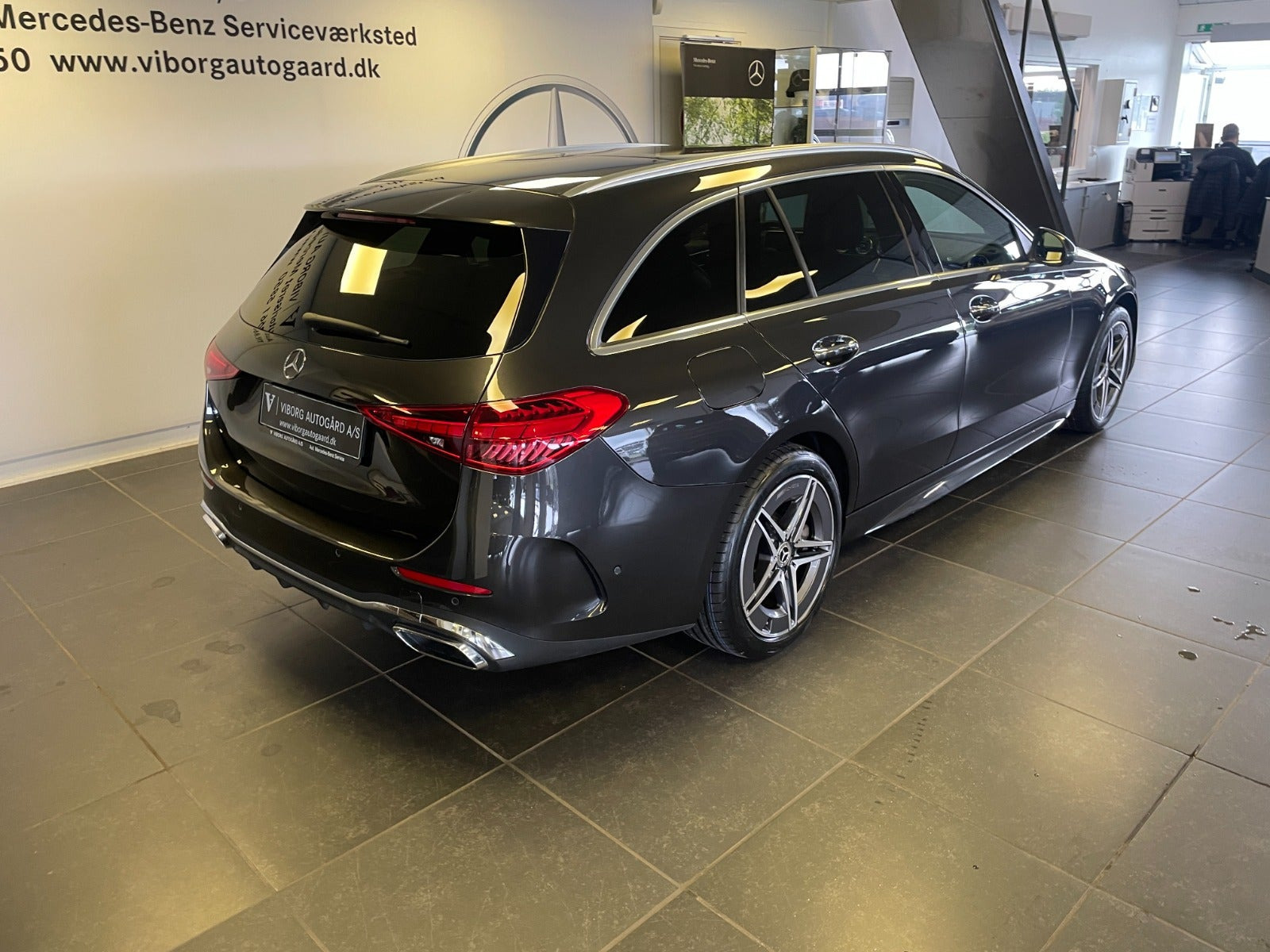 Grå Mercedes C300 e fra 2022