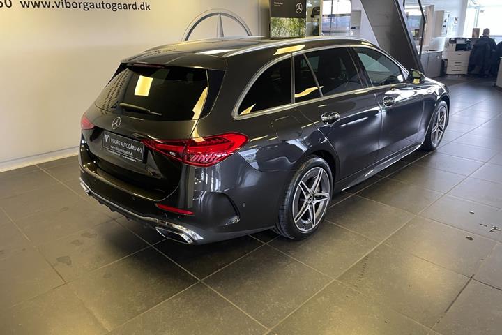 Grå Mercedes C300 e fra 2022
