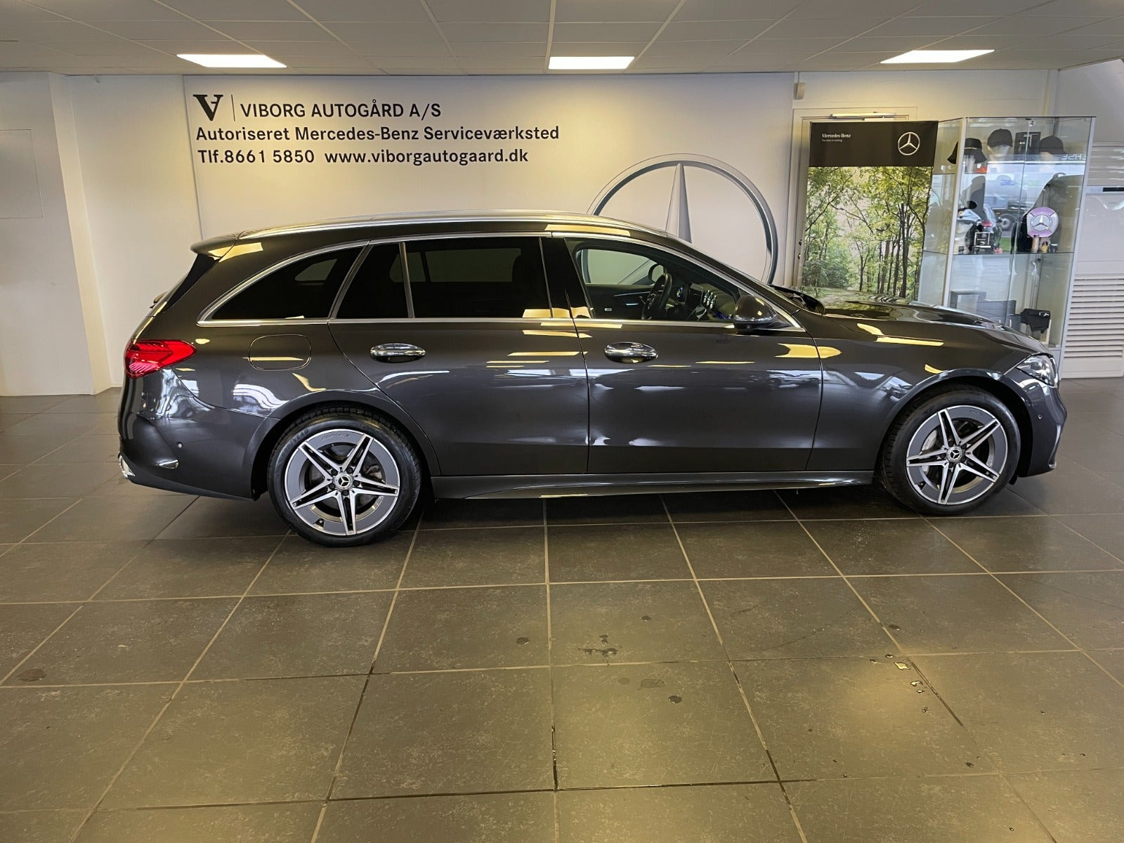 Grå Mercedes C300 e fra 2022
