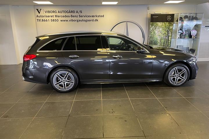 Grå Mercedes C300 e fra 2022