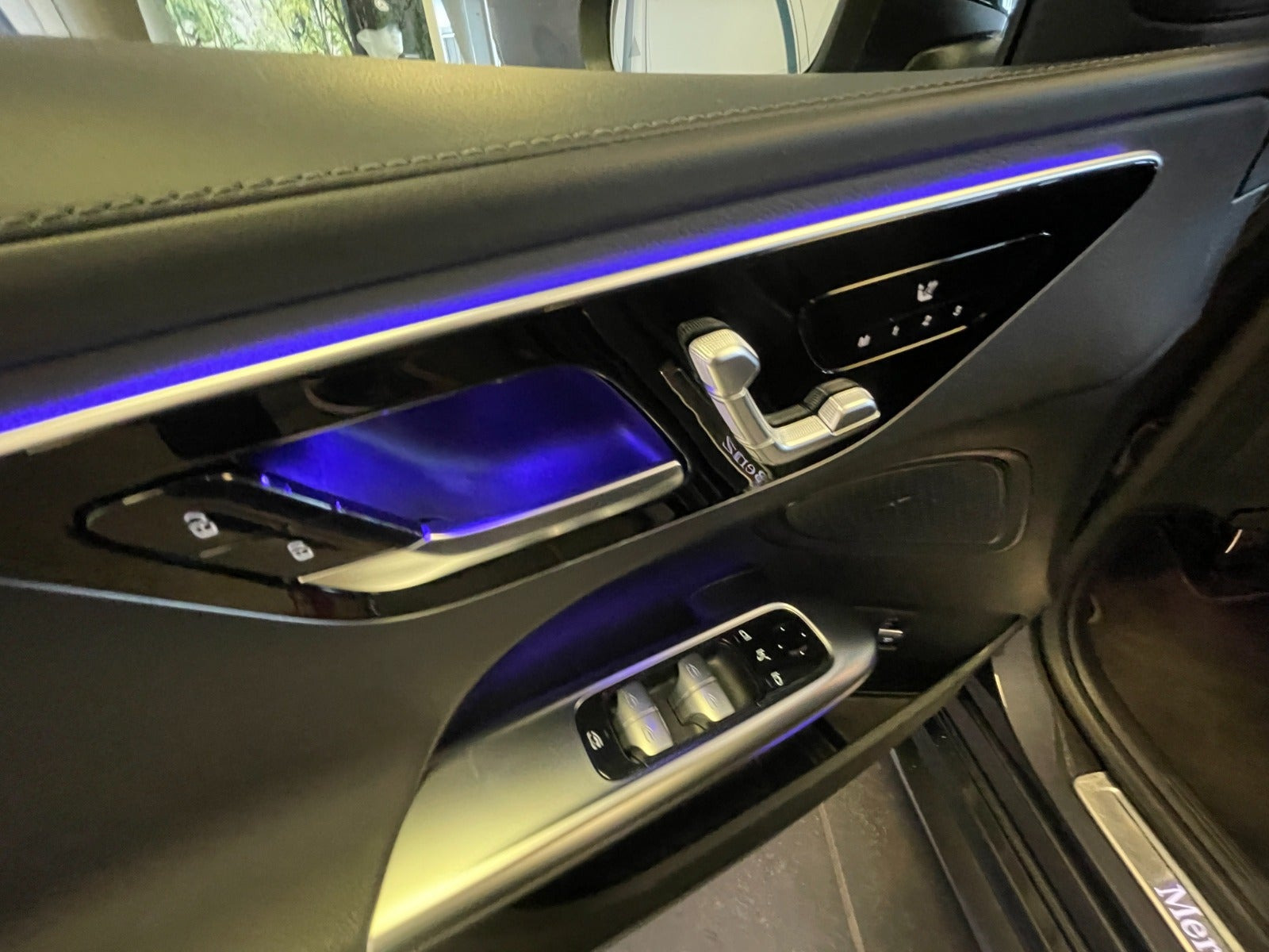 Grå Mercedes C300 e fra 2022