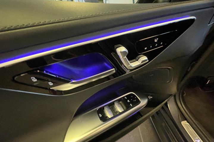 Grå Mercedes C300 e fra 2022 set indefra