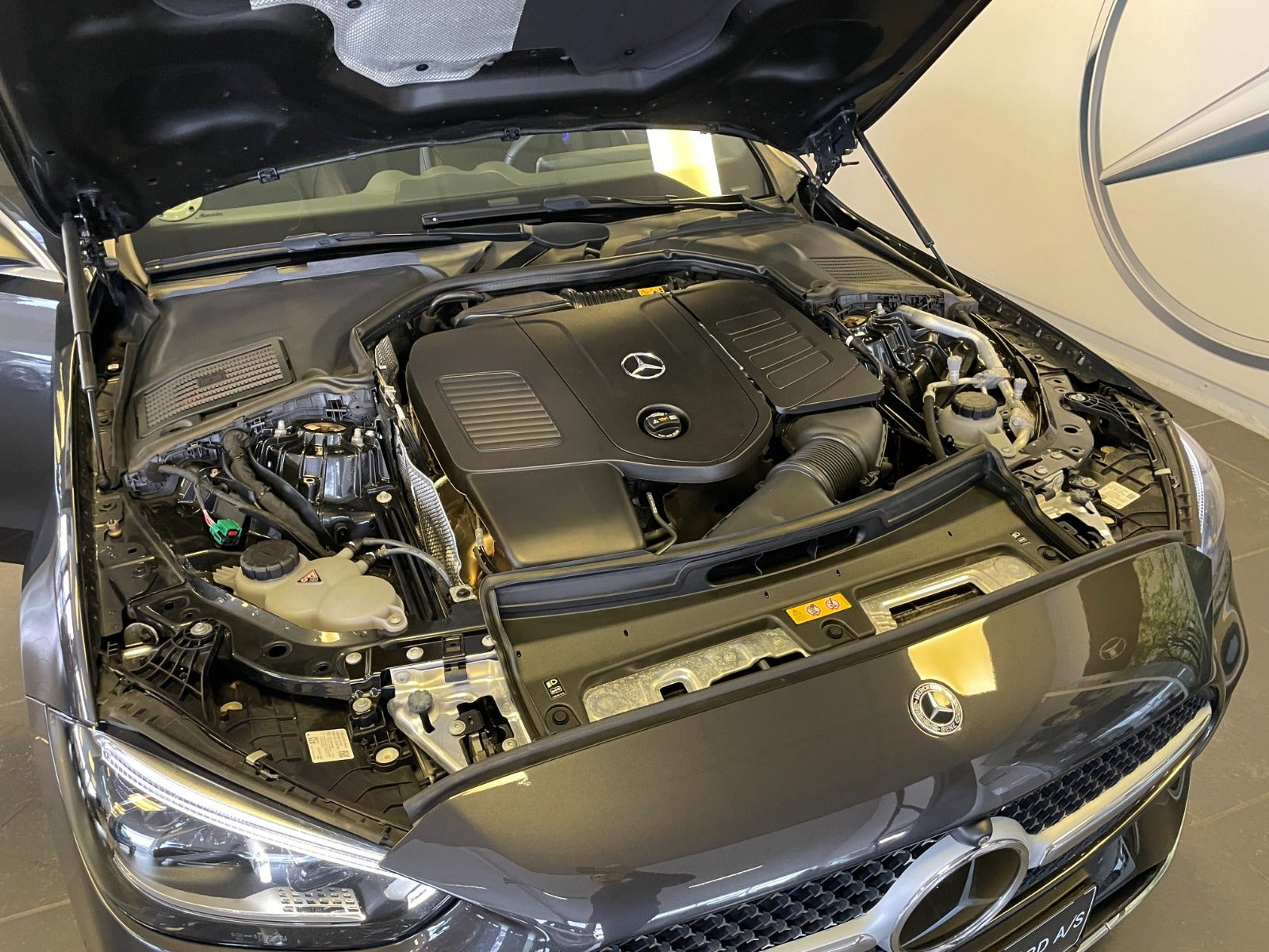 Grå Mercedes C300 e fra 2022