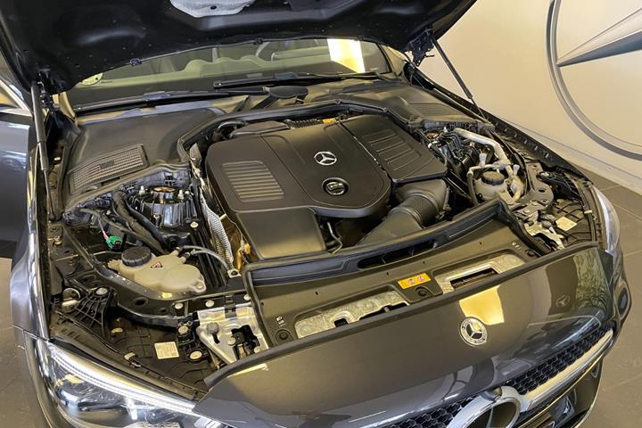 Grå Mercedes C300 e fra 2022 set udefra