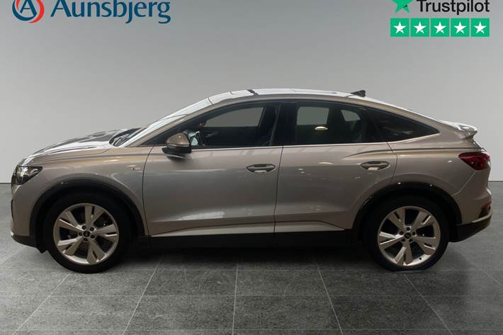 Sølv Audi Q4 e-tron fra 2022