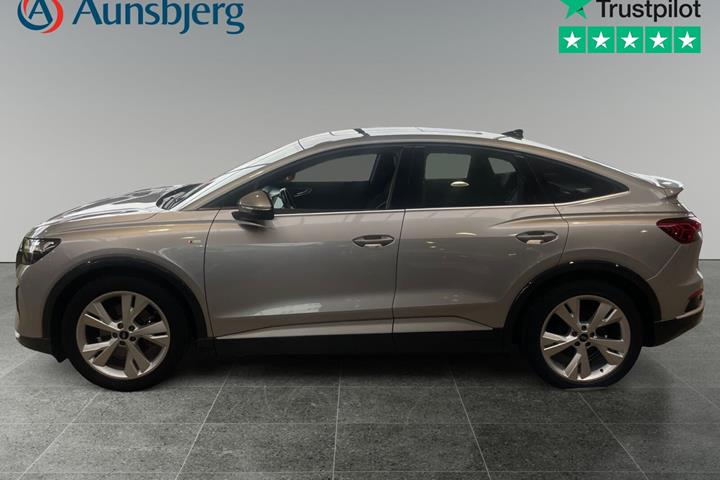 Sølv Audi Q4 e-tron fra 2022