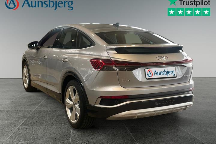 Sølv Audi Q4 e-tron fra 2022